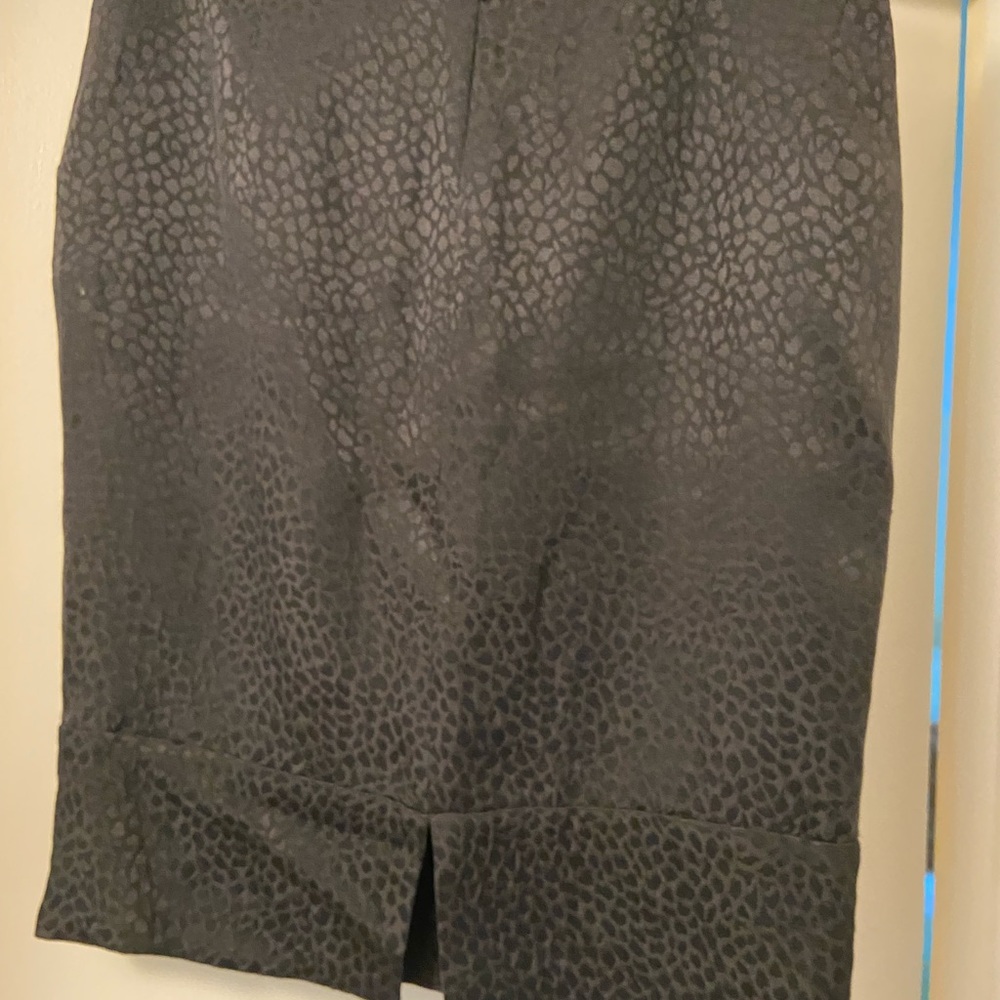 Bcbg black silk and wool lined pebble patterned  skirt two side pockets